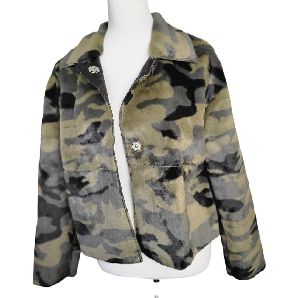 Beautiful Oversized Camo Faux Fur Modern Jacket Women | Size S - Picture 6 of 16